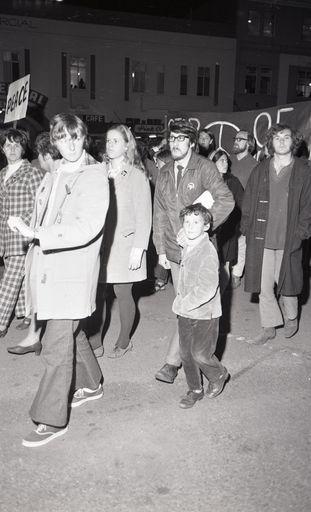 "2000 in Peaceful March Against War"