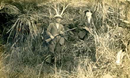 Ernie and Les Davis, hunting at Hill Top, Fitzherbert West