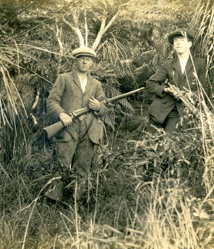 Ernie and Les Davis, hunting at Hill Top, Fitzherbert West
