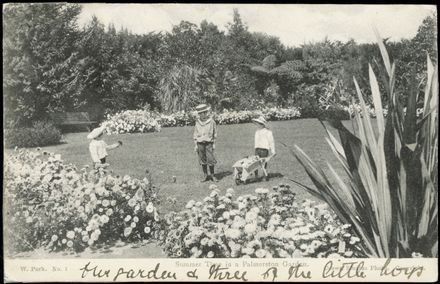 Park children playing in the garden of ‘The Wattles’ corner of Linton and College Streets