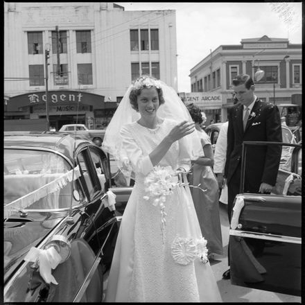 "Pipers Escort Bridal Car"