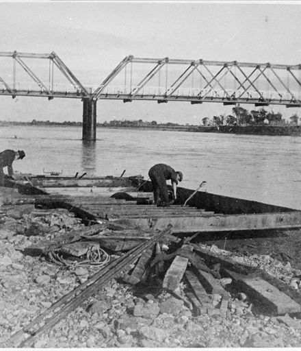 Dismantling the punt at the Ashhurst Bridge