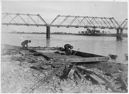 Dismantling the punt at the Ashhurst Bridge