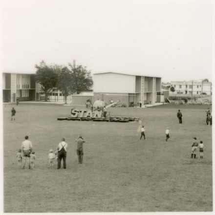 2021P_LionBreweries2-6-1_036069_006 - Helicopter Used in Installation of Standard Brewery Sign