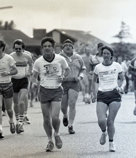 2022N_2017-20_040073 - Manawatu Evening Standard Fun Run 1984