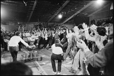 [The Telethon 1981 Crowd Join in Tom Sharplin's Rock 'n' Roll Sing-a-long]