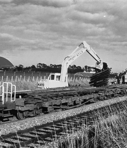 Dismantling the Whakarongo Railway goods yard.