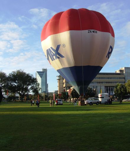Balloon ascent, The Square