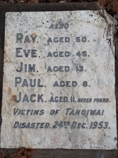 Grave stone for the Nicholls family killed at Tangiwai