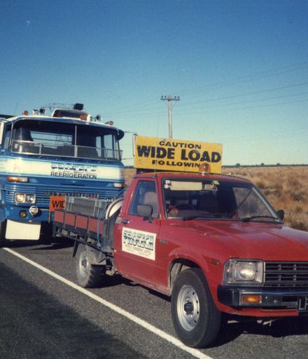 'Wide load' vehicle and truck