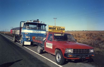 'Wide load' vehicle and truck