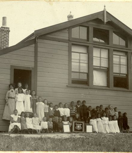 Tokorangi School with Clara Hanron and pupils