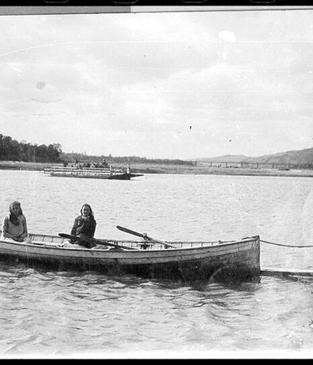 Lillian and Eva Piercy on the Manawatū River, Ashhurst