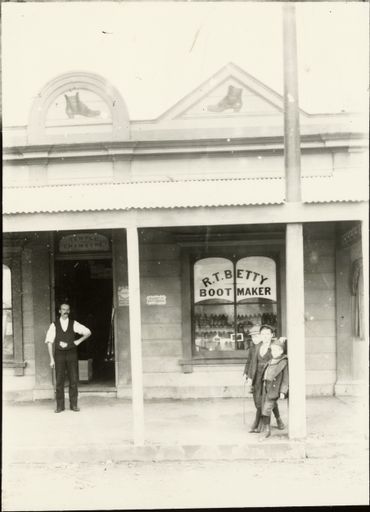 R T Betty, Bootmaker, Foxton