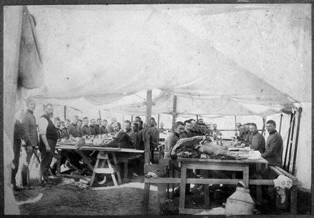 Manawatu Mounted Rifles taking a meal