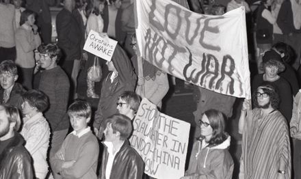 "2000 in Peaceful March Against War" "2000 in Peaceful March Against War"