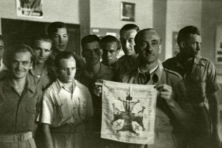 Polish soldiers in Italy, with gift for New Zealand