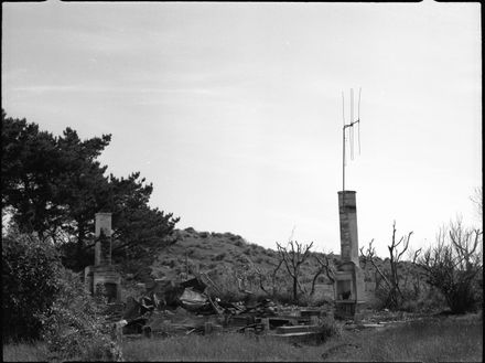 Page 4: "Hydrabad" shipwreck, Waiterere Beach