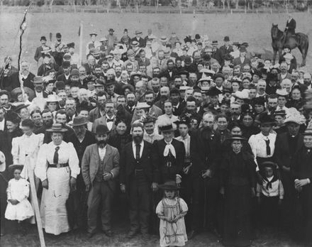 Picnic group of early Manawatu settlers