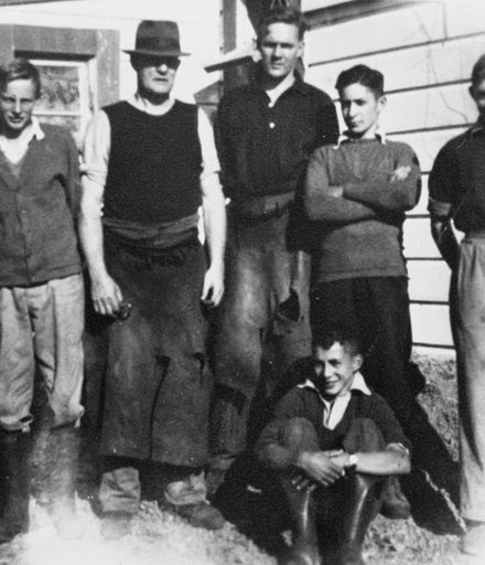Staff of George New's racing stables, Totara Rd