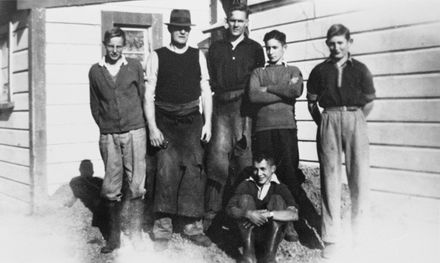 Staff of George New's racing stables, Totara Rd