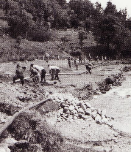 Repairing water race at Kahuterawa Stream