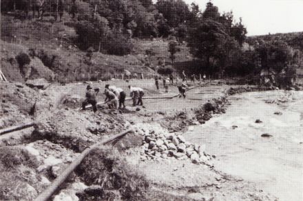 Repairing water race at Kahuterawa Stream