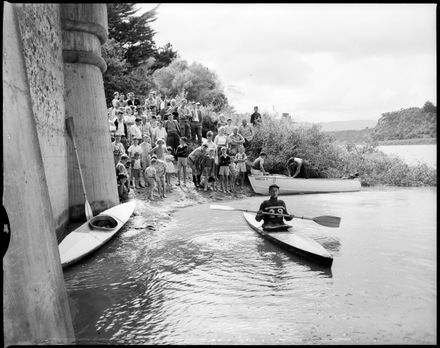 "Best Boat Sets Off on First Leg" Foxton Beach River Race - Resource cover image