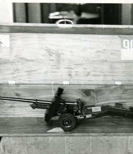 Model anti-tank gun, gift from Polish soldiers to New Zealand