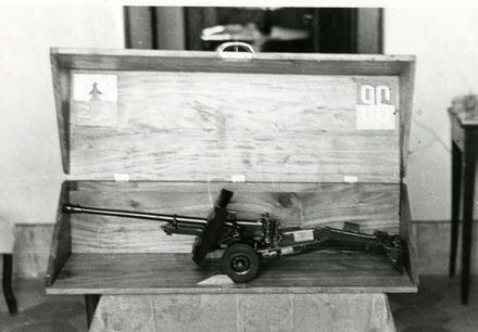 Model anti-tank gun, gift from Polish soldiers to New Zealand