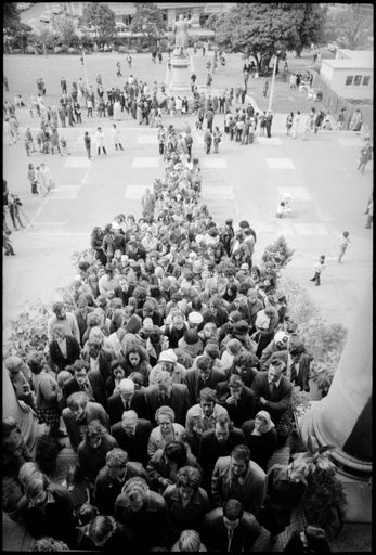 In Their Hundreds, the Grieving Pilgrims Come