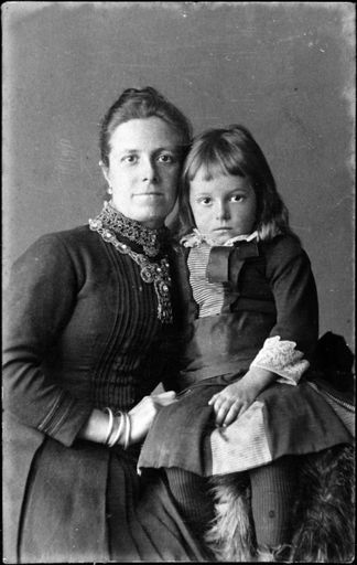 Emma Isabella Fowler and daughter, Mabel Elsie Fowler
