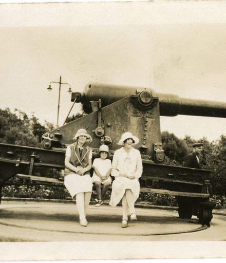 Andrews Collection: Myra, Joyce and Nessie with Square Cannon
