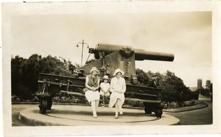 Andrews Collection: Myra, Joyce and Nessie with Square Cannon