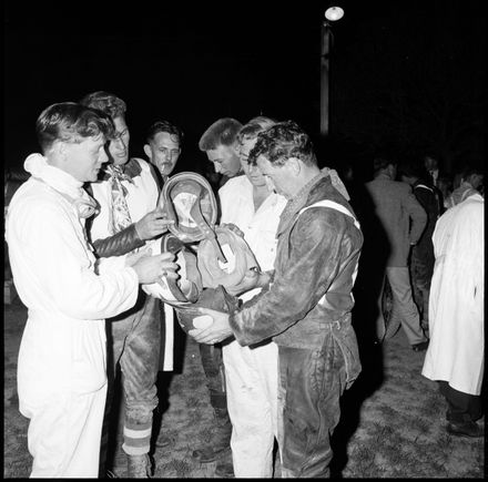 "Spectators Give Freely" Fundraising for Widow of Deceased Speedway Rider - Resource cover image