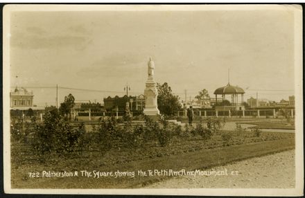 The Square showing the Te Peeti Te Awe Awe Memorial