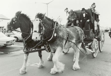 Cobb and Co. resturant-bar opening
