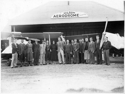 Manawatū Aero Club group photograph - Resource cover image