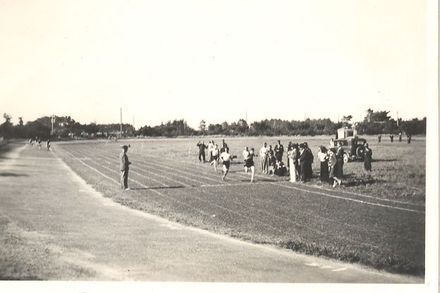 Victoria park - foot race, c.1949 - Resource cover image