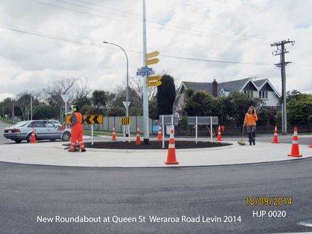 New Roundabout at Queen St  Weraroa Road Levin 2014 HJP 0020 1 - Resource cover image
