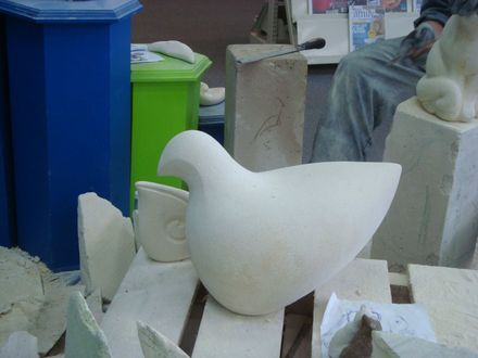 Large bird sculpture - Resource cover image