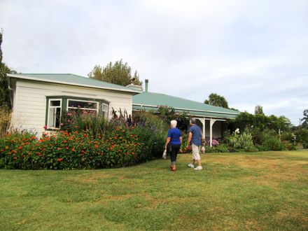 Garden 3 Approaching front of house - Resource cover image