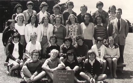 Poroutawhao School Senior Class Photo 1975