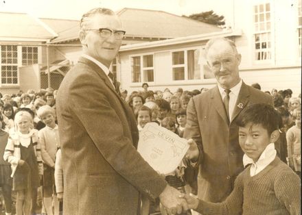 School banking shield presented to Levin School, 1968 - Resource cover image