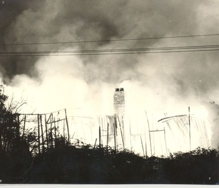 House being destroyed by fire, Manakau, 1968