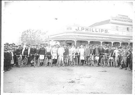 Cyclists outside the "Byko" store