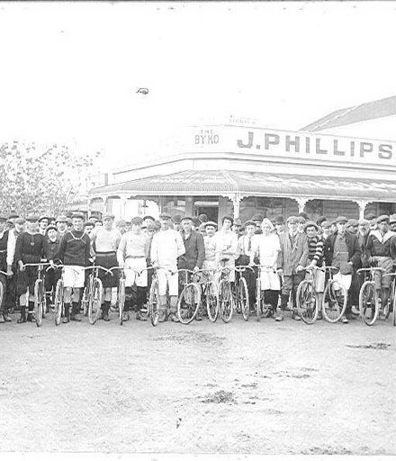 Cyclists outside the "Byko" store