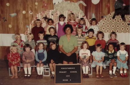 Poroutawhao School Junior Class Photo 1979 - Resource cover image
