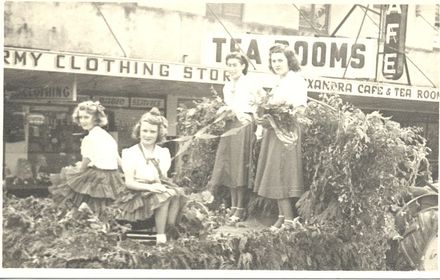 Queen Carnival (closing) Parade - Country Queen Float