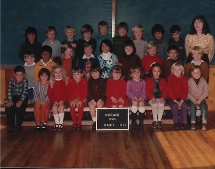 Poroutawhao School Junior Class Photo 1974 - Resource cover image